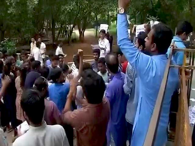 Videos : जेएनयू छात्रसंघ चुनाव के लिए मतदान जारी