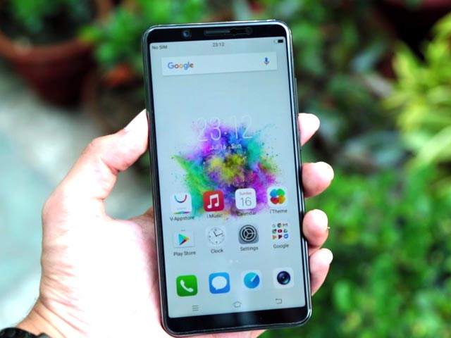 वीवो वी7+ फर्स्ट लुक