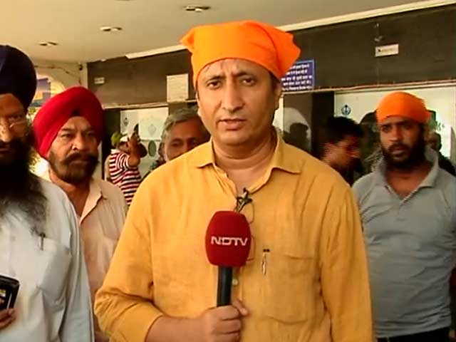 सोशल मीडिया पर फेक न्यूज़ के वार का शिकार हुए रवीश कुमार