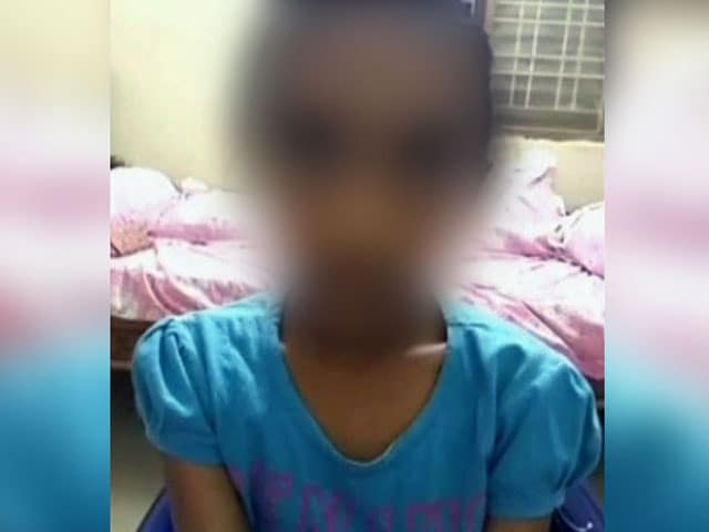 Videos : हैदराबाद: 11 साल की छात्रा को लड़कों के टॉयलेट में खड़ा किया