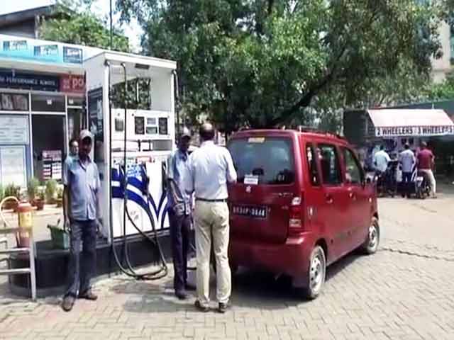 कच्चे तेल की कीमतें घटीं, लेकिन देश में पेट्रोल के भाव 3 साल के ऊंचे स्तर पर