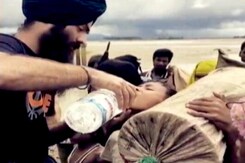रोहिंग्या शरणार्थियों की मदद को बांग्लादेश बॉर्डर पर पहुंचा यूके का NGO 'खालसा एड' रोहिंग्या शरणार्थियों की मदद को बांग्लादेश बॉर्डर पर पहुंचा यूके का NGO 'खालसा एड'
