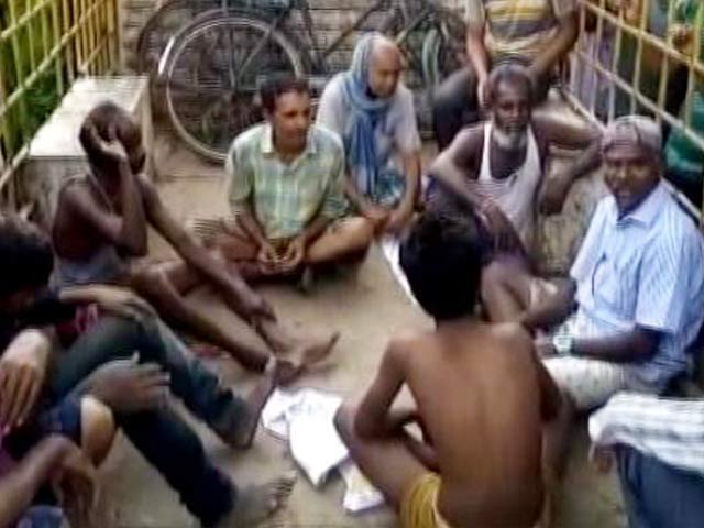 खुले में शौच करने वालों को पशु पकड़ने वाली गाड़ी में घुमाया