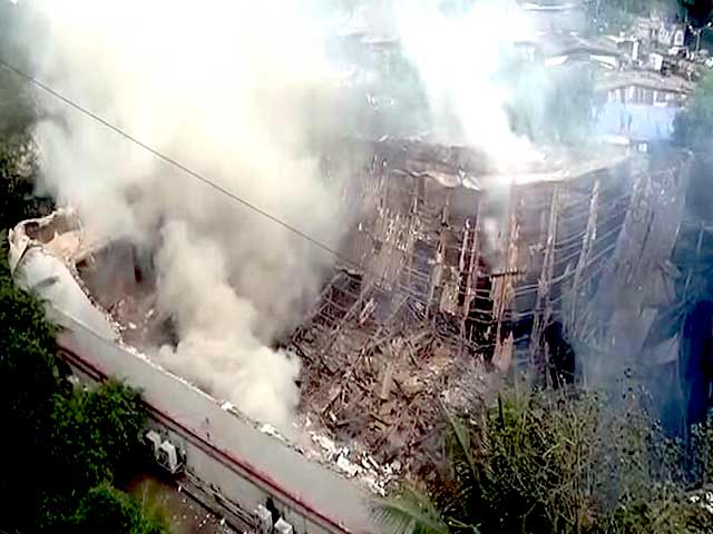 Videos : मुंबई के RK स्टूडियों में लगी भीषण आग