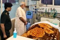 मार्शल अर्जन सिंह को देखने प्रधानमंत्री, रक्षा मंत्री अस्पताल पहुंचे मार्शल अर्जन सिंह को देखने प्रधानमंत्री, रक्षा मंत्री अस्पताल पहुंचे