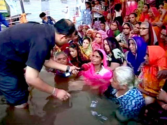 इंडिया 9 बजे: मेधा पाटकर ने सहयोगियों संग जल सत्याग्रह शुरू किया