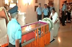 President, Nirmala Sitharaman Pay Homage To Arjan Singh At His Residence President, Nirmala Sitharaman Pay Homage To Arjan Singh At His Residence