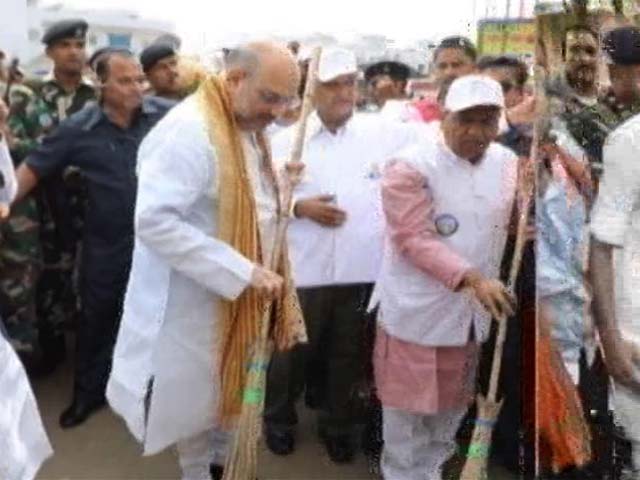 Swachh Bharat Mission: More Of A Photo Op?