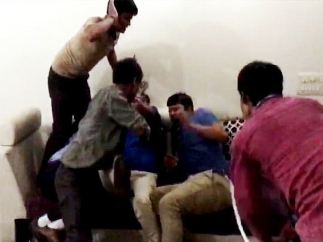 दिल्ली: 'स्पेशल 26' की तर्ज पर डाली इनकम टैक्‍स की रेड, हो गई जमकर पिटाई