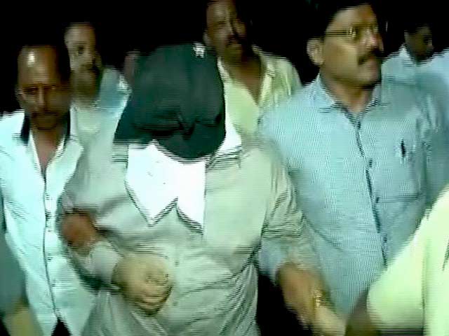 जबरन वसूली के मामले में दाऊद इब्राहिम के भाई इकबाल कासकर के साथ कुछ स्थानीय नेताओं के भी नाम