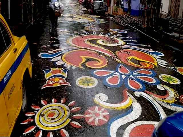 कोलकाता के लेक रोड में पूरी सड़क पर बनाई गई रंगोली