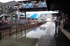 मुंबई में पटरियों पर जमा पानी को चीरती हुई निकली ट्रेन मुंबई में पटरियों पर जमा पानी को चीरती हुई निकली ट्रेन