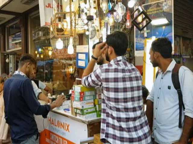 नोटबंदी के मारे GST से हारे : व्यापार में फ़ायदा या नुकसान?