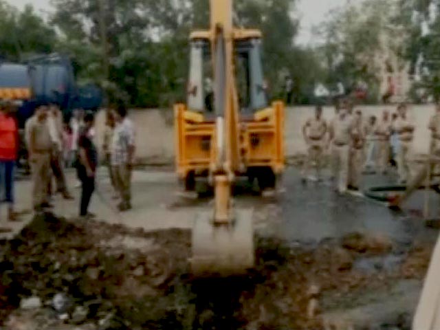 नोएडा में सीवर में उतरे 3 सफाईकर्मियों की मौत