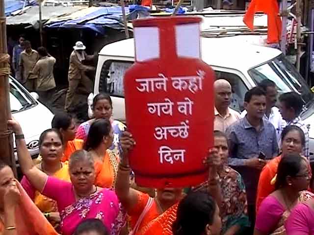 महंगाई के खिलाफ मुंबई में शिवसेना का विरोध प्रदर्शन