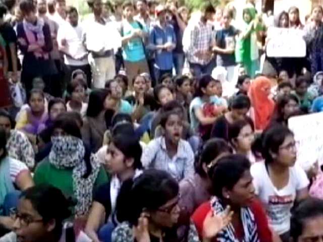 छेड़खानी के खिलाफ छात्राओं ने किया बीएचयू में विरोध प्रदर्शन