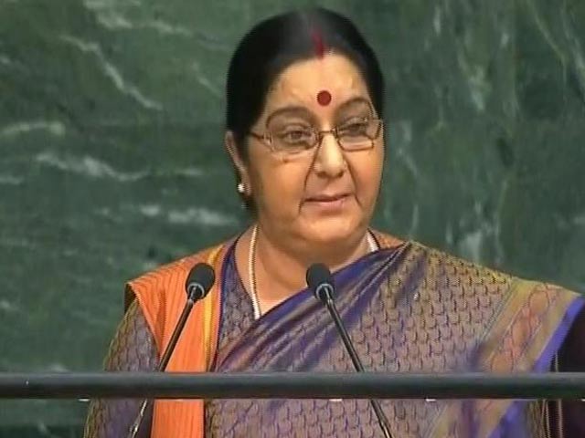 हम गरीबी से लड़ रहे हैं, हमारा पड़ोसी देश पाकिस्तान हमसे लड़ रहा है : सुषमा स्वराज