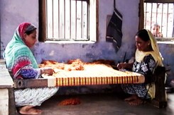 हर जिंदगी है जरूरी: वाराणसी के महिला बुनकरों की दास्तां हर जिंदगी है जरूरी: वाराणसी के महिला बुनकरों की दास्तां