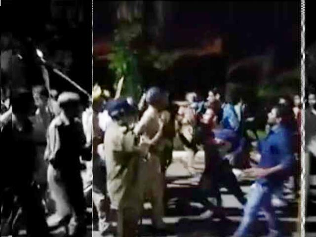 Video : BHU में प्रदर्शनकारी छात्र-छात्राओं पर आधी रात को पुलिस ने बरसाईं लाठियां