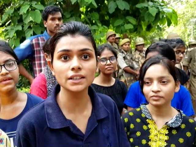 Video : BHU में छात्र-छात्राओं पर लाठीचार्ज के बाद तनाव बरकरार