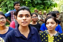 BHU में छात्र-छात्राओं पर लाठीचार्ज के बाद तनाव बरकरार BHU में छात्र-छात्राओं पर लाठीचार्ज के बाद तनाव बरकरार