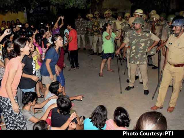 After Police Beat Girls At BHU, Probe Ordered, Colleges Closed