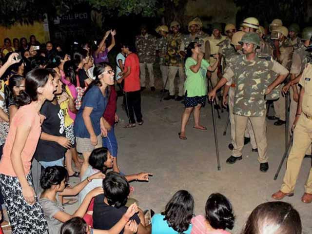 Videos : बीएचयू में छात्राओं पर लाठीचार्ज के मामले में अफसरों पर गिरी गाज