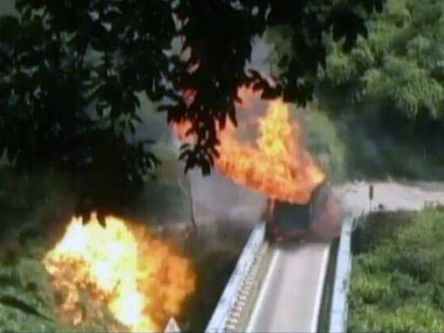 नैनीताल में गैस सिलेंडरों से भरे ट्रक में लगी आग