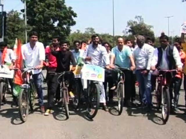 जयपुर और भोपाल में पेट्रोल की बढ़ती क़ीमतों के ख़िलाफ़ प्रदर्शन