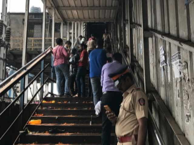 इंडिया 8 बजे: मुंबई के सभी रेलवे पुलों की सुरक्षा की समीक्षा के आदेश