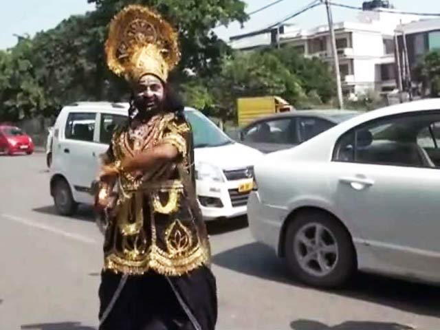 गुरुग्राम में ट्रैफिक नियम तोड़ने वालों को रावण ने पढ़ाया  पाठ