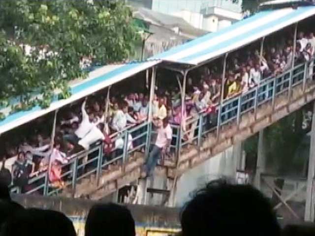 मुंबई हादसे के बाद लोगों में है काफी रोष