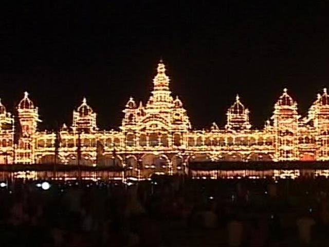 दशहरे के लिए सजा मैसूर पैलेस