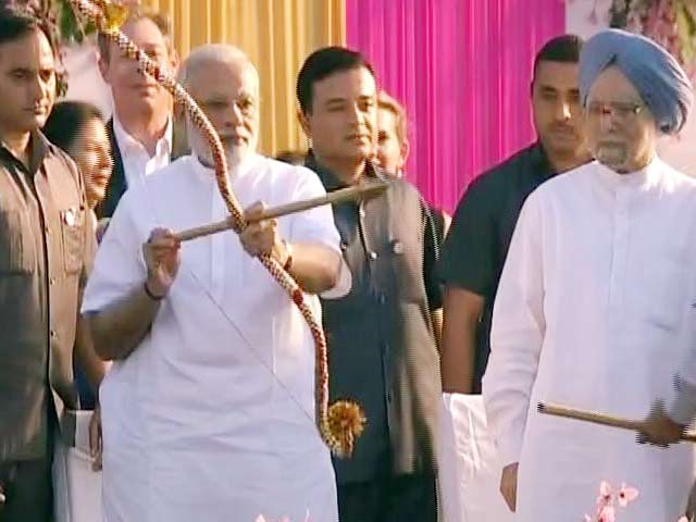 दिल्ली में रावण दहन: प्रधानमंत्री ने कमान की जगह हाथ से ही चलाई तीर