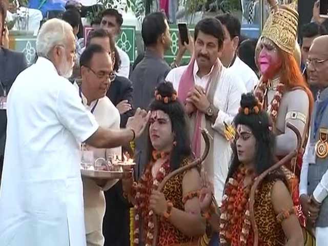 Video : PM Modi attends Dussehra celebrations at Red Fort