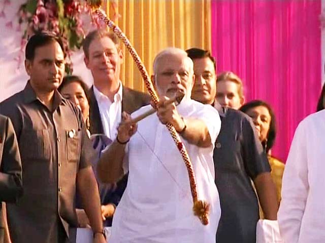 Video : Bow Fails, PM Modi Throws Arrow At Ravana With A Smile. Watch