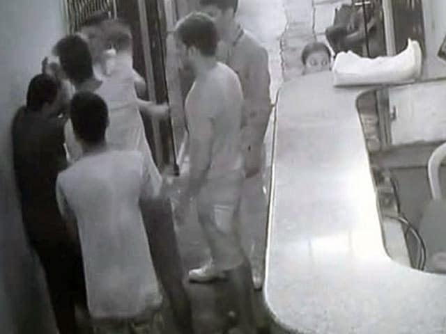 Video : Gang Points Gun At Doctor, Demands Immediate Treatment For Friend