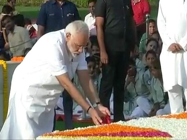 Video : PM Pays Tribute To Mahatma Gandhi, Will Address Nation