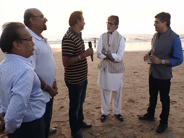 बनेगा स्वच्छ इंडिया: जुहू बीच पर टलहने वालों ने उठाया सफाई का बीड़ा