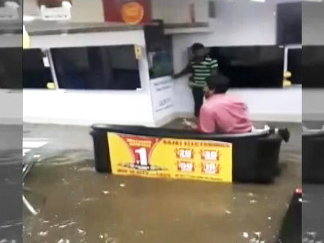 हैदराबाद में भारी बारिश से हालात खराब, कई लोगों की मौत की खबर