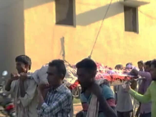 Videos : गरबा देखने पर दलित युवक की पीट-पीट कर हत्या