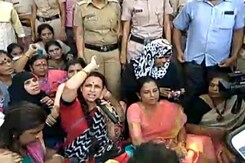 मुंबई में एलफिन्सटन रेलवे पुल पर हुई भगदड़ : एनसीपी की महिला कार्यकर्ताओं का प्रदर्शन मुंबई में एलफिन्सटन रेलवे पुल पर हुई भगदड़ : एनसीपी की महिला कार्यकर्ताओं का प्रदर्शन