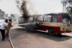 इलाहाबाद में बीएसपी नेता की हत्या के बाद आगजनी और तोड़फोड़ इलाहाबाद में बीएसपी नेता की हत्या के बाद आगजनी और तोड़फोड़