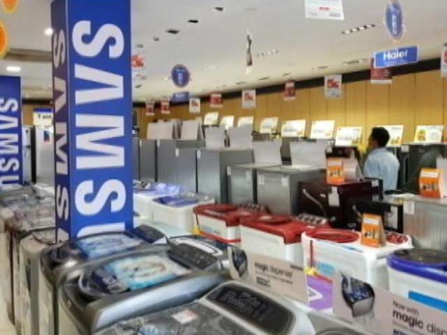 त्योहार के मौसम में बेरंग हुआ बाज़ार, दुकानदारों को है ग्राहकों का इंतजार