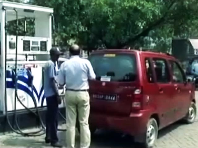 इंडिया 8 बजे: 2 रुपये प्रति लीटर सस्ता होगा पेट्रोल-डीज़ल