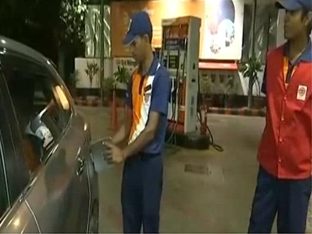 Videos : नेशनल रिपोर्टर: पेट्रोल-डीज़ल की एक्साइज़ ड्यूटी में 2 रुपये प्रति लीटर की कटौती