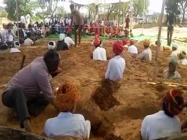 जयपुर : जमीन अधिग्रहण के खिलाफ किसान बैठे समाधि पर