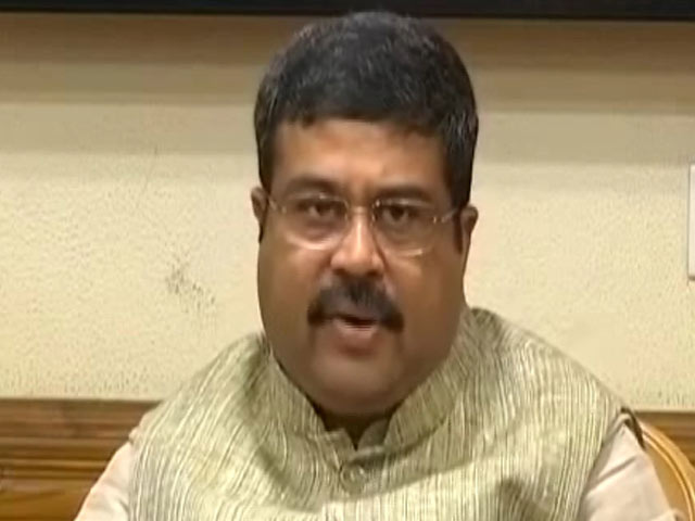 पेट्रोल-डीज़ल पर राज्य सरकारें कम करें वैट- धर्मेंद्र प्रधान