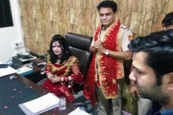 राधे मां के आगे दिल्ली पुलिस हुई नतमस्तक, दारोगा ने अपनी कुर्सी पर बैठाया राधे मां के आगे दिल्ली पुलिस हुई नतमस्तक, दारोगा ने अपनी कुर्सी पर बैठाया