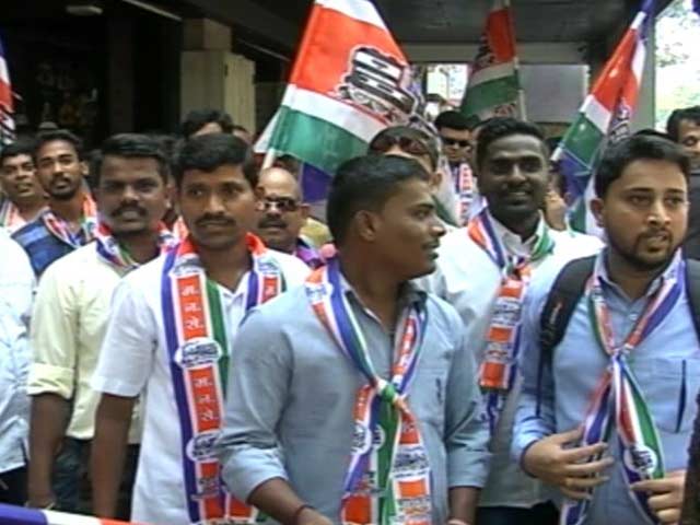 मुंबई भगदड़ : राज ठाकरे की पार्टी महाराष्ट्र नव निर्माण सेना का प्रदर्शन